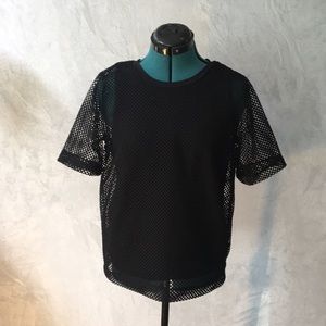 Fishnet Chic - T-Shirt 🖤